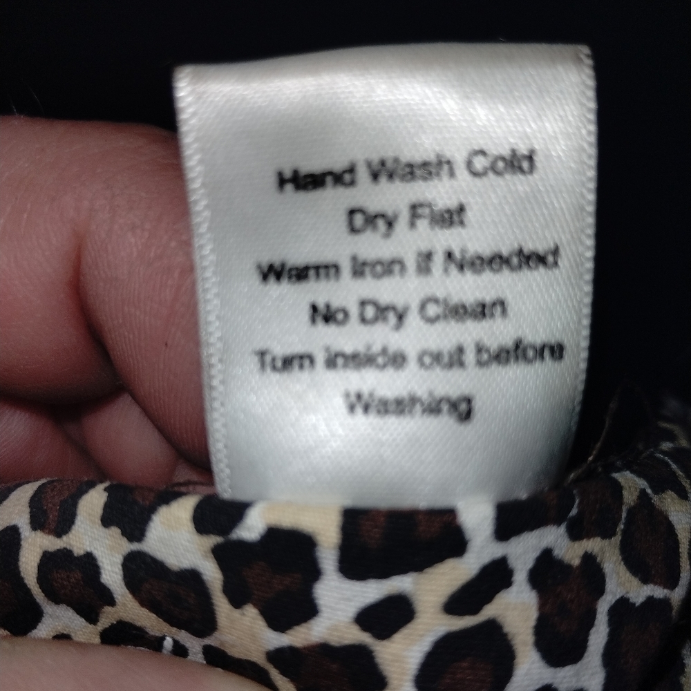 Tizzie blouse size M, black, white and yellow button down leopard accents - Picture 9 of 9